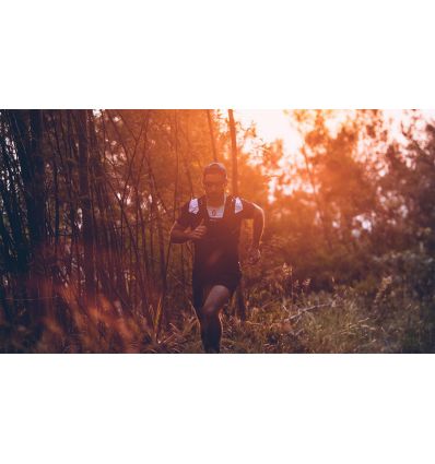 Fitness mujer negra corriendo y montaña en el fondo del bosque