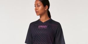 Sportbekleidungen für Frauen  Oakley